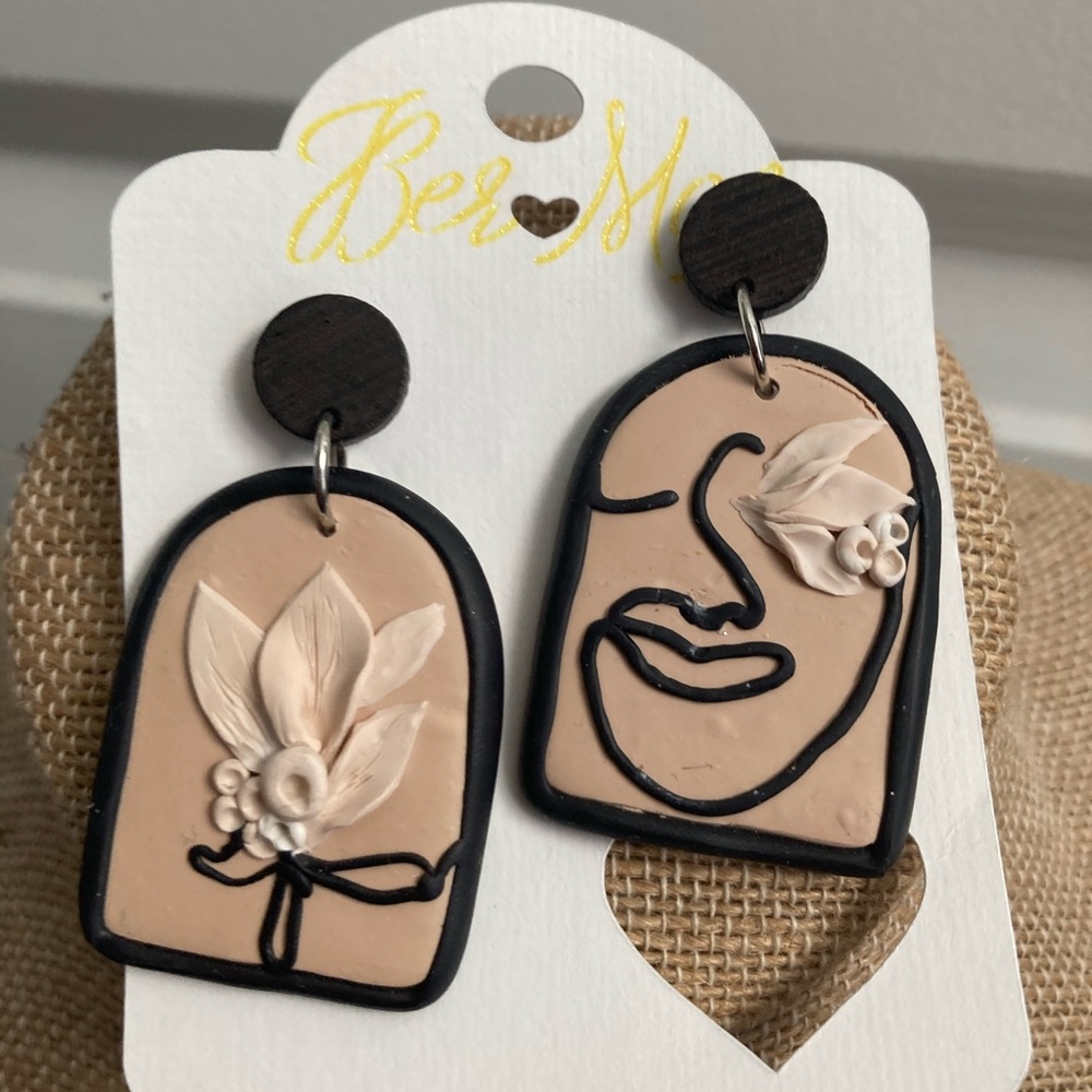 NWT! Trendy chic earrings - Picture 2 of 4